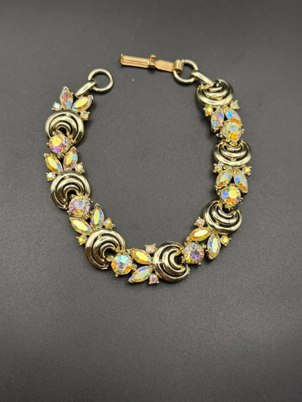 Vintage Gold Tone Aurora Borealis Rhinestone Necklace, Earrings & Bracelet Parue